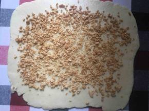 撒上咸花生碎（刚好有现成的咸花生碎，喜欢的可以自己烤哦！）