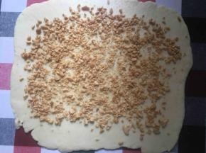 撒上咸花生碎（刚好有现成的咸花生碎，喜欢的可以自己烤哦！）
