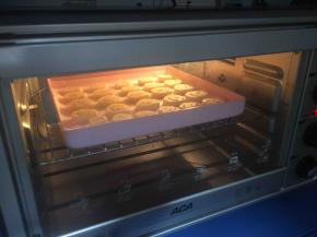 烤箱提前165度预热，放烤箱中层烤40分钟（由于我的饼干切得比较厚，所以时间延长了）