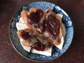 然后铺上广式腊鸭