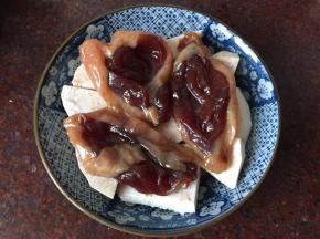 然后铺上广式腊鸭