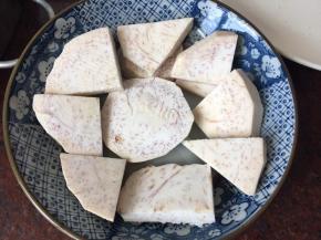 把芋头切成薄片铺在盘里