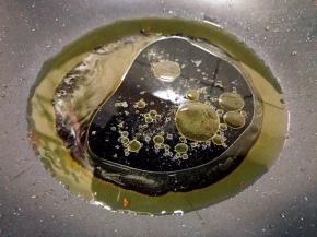 炸面筋的油加热倒入糖醋碗汁