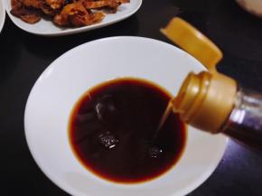 调糖醋汁
附赠你们糖醋汁秘方
1勺料酒、2勺酱油、3勺糖、4勺醋、5勺清水。食材量大，要按比例增加，神马糖醋菜都可以做……