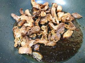 加入水淀粉调成浓稠状
此时比较急 
倒入炸好面筋才来得及拍照