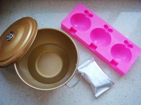 锅里倒入水备用。