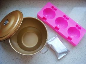 锅里倒入水备用。