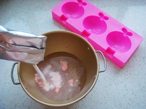 布丁粉倒入锅中。（布丁粉已含有糖，无需再放糖）