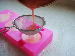 用小筛网隔着倒入硅胶模具中。（用筛网能过滤掉多余的气泡）