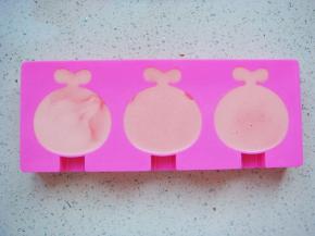 依次倒满，入冰箱冷藏至凝固即可脱模。