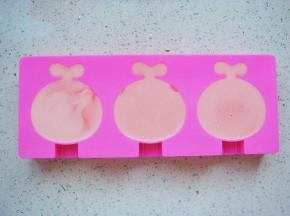 依次倒满，入冰箱冷藏至凝固即可脱模。