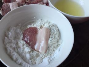 然后放入拌均的面粉和淀粉中滚一下