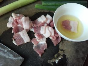 五花肉切成薄片，放入鸡蛋清里浸一下