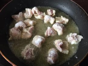锅里烧油后放入油锅里炸