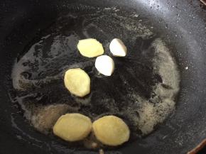 倒出多余的油，利用余油爆香姜片和蒜瓣