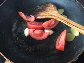放入番茄炒