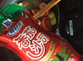 挤入番茄沙司