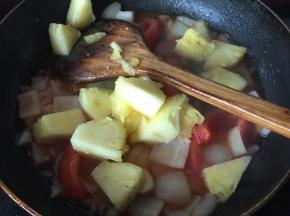 加入洋葱和菠萝炒