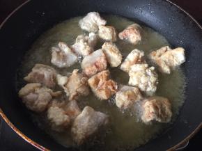 炸至表面金黄即可