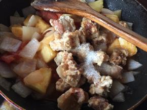 加入咕咾肉和白砂糖炒