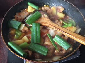 最后加入京葱也和盐翻炒均匀即可