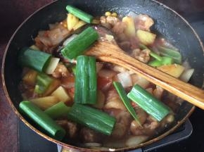 最后加入京葱也和盐翻炒均匀即可