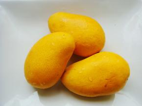 芒果要挑选新鲜的，不要太软，太软的切片容易烂，一般的小芒果就可以。