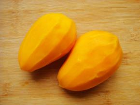 芒果用刨皮刀刮掉外皮。