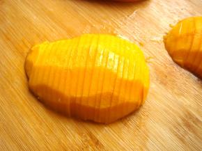 对半切开，去掉核，切成均匀的薄片。