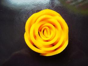 同样方法依次错落着围成一个花朵。