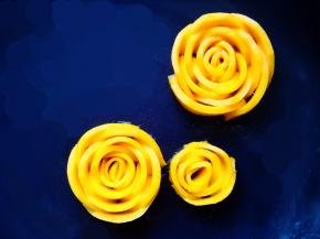 围的层多就是大花朵，层少就是小花蕾。