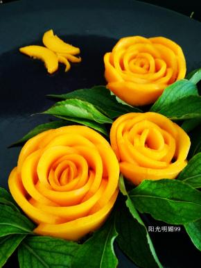 把蝴蝶摆放到盘中，点缀绿叶就完成啦。（绿叶可以用薄荷叶，芹菜叶均可）