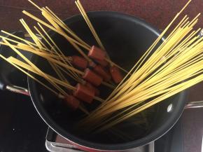 锅里煮沸水后，放入百味来意面到锅里煮，锅里加入适量盐