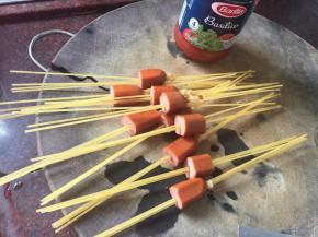 将黑椒热锅肠切成小段，然后用百味来通心意面穿过热锅肠