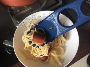 然后用百味来的捞面神器将煮软的意面捞起来滤去水分