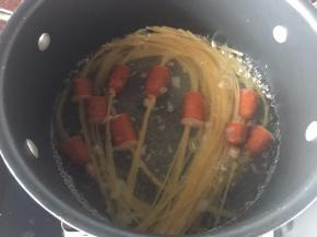 煮10分钟，因为有部分意面穿肠里了，所以我就比包装袋的说明煮多2分钟