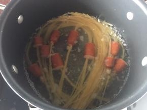 煮10分钟，因为有部分意面穿肠里了，所以我就比包装袋的说明煮多2分钟