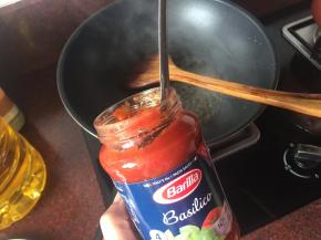利用锅里的余油勺入两勺百味来罗勒风味番茄酱