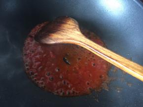 然后加入适量开水翻拌均匀