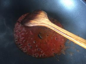 然后加入适量开水翻拌均匀