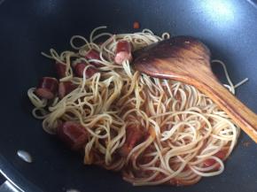 放入所有意面到锅里翻炒均匀即可