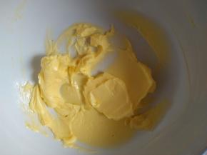 黄油室温软化，用刮刀搅顺滑（无需打发）；