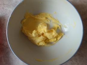 加入糖粉搅拌均匀；