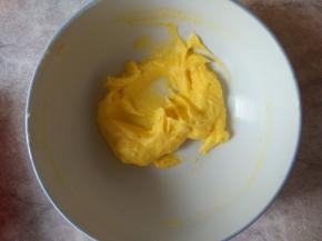 加入半只生蛋黄，搅拌均匀；