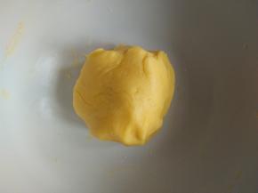 筛入低筋面粉，和成面团；