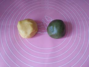 将面团均分成2份，取其中一份加入抹茶粉揉匀；