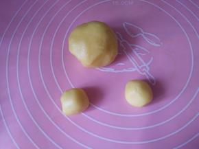 将原色面团分出2个10克面团，分别揉好；