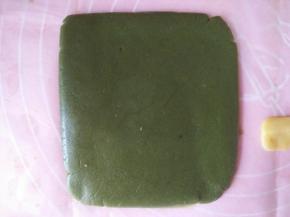 将抹茶面团铺油纸擀成10＊10CM方形；