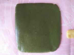 将抹茶面团铺油纸擀成10＊10CM方形；