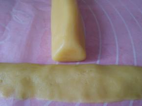 将稍大的原色面团搓成10CM长的梯形（兔兔脸）